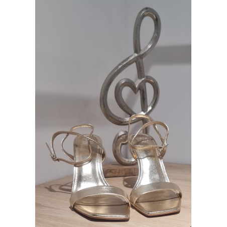 Sandalias tacón fino, color dorado