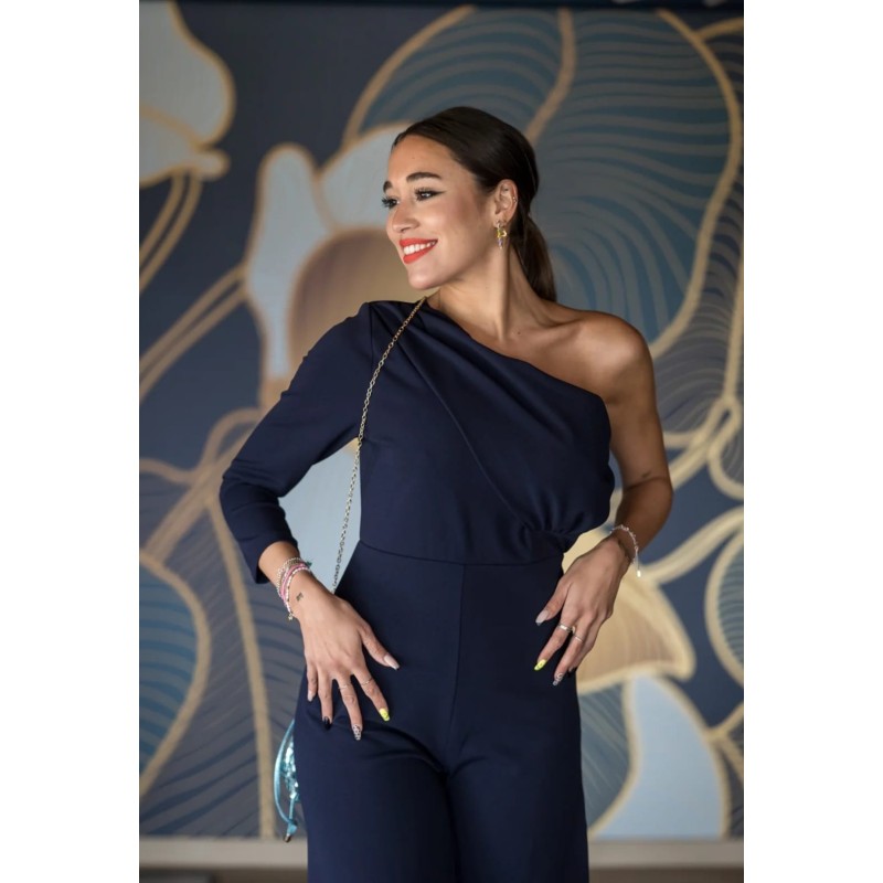 Mono de fiesta con corte asimétrico. Corte en la cintura y pantalón recto tobillero. -Talla y corte: Talla S/M - M/L,