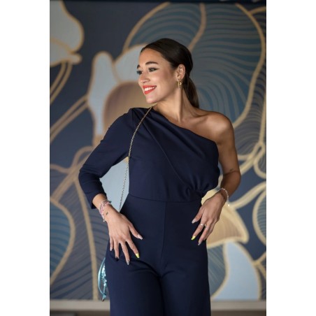 Mono de fiesta con corte asimétrico. Corte en la cintura y pantalón recto tobillero. -Talla y corte: Talla S/M - M/L,