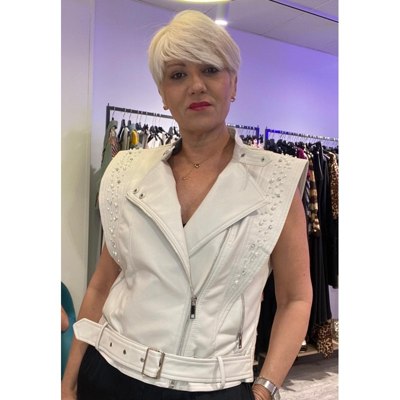 Chaqueta polipiel con pedrería