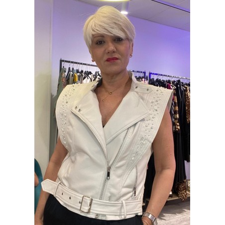 Chaqueta polipiel con pedrería