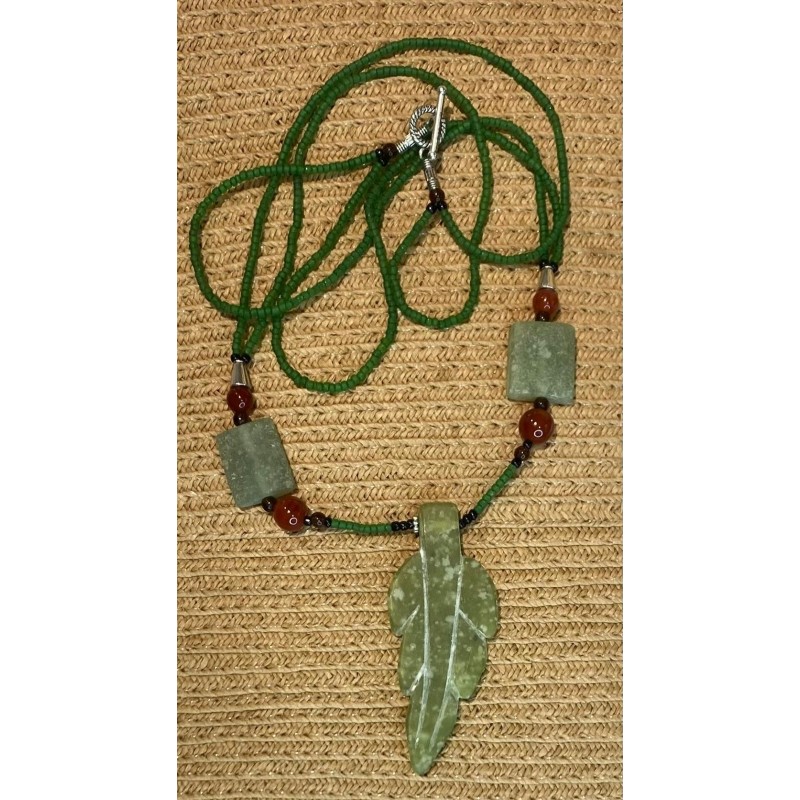 Colgante hoja piedra de jade